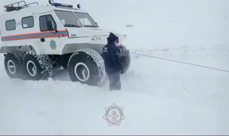 Спасатели МЧС дважды пришли на помощь людям, оказавшимся в сложных погодных условиях