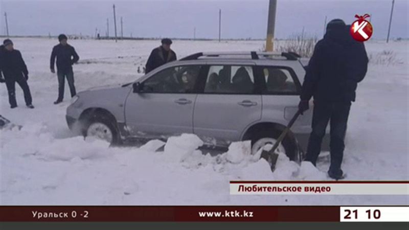 Костанайские крестьяне сами расчищают дороги