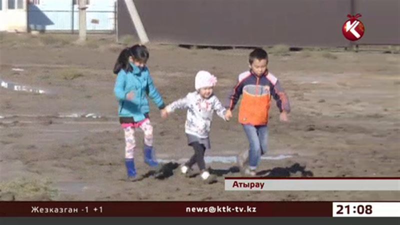 В Атырау люди и машины утопают в грязи