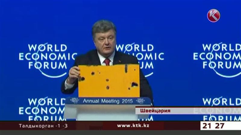 В Давосе Порошенко вышел на сцену с обломком обстрелянного автобуса