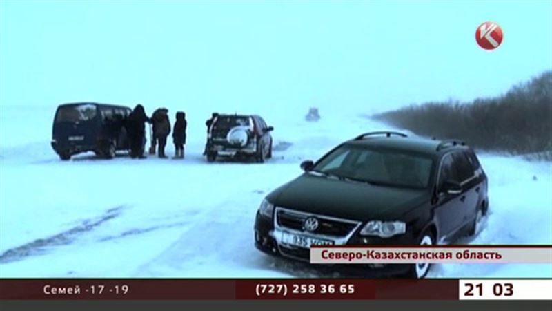 На севере страны то и дело заметает дороги