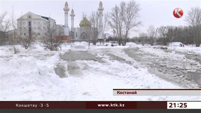 Прорванный водопровод затопил территорию возле костанайской мечети