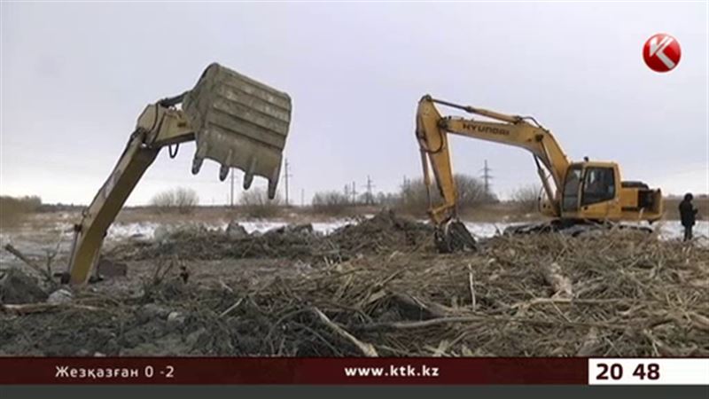 Павлодарда қоқыс тазалауға шыққан экскаватор өзенге батып кетті