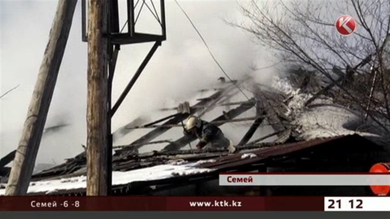 Полицейский вынес ребенка из полыхающего дома