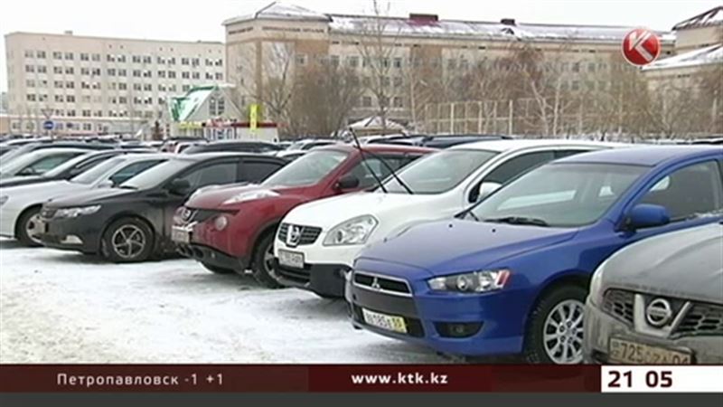 Продажи автомобилей в Казахстане снизились почти в два раза