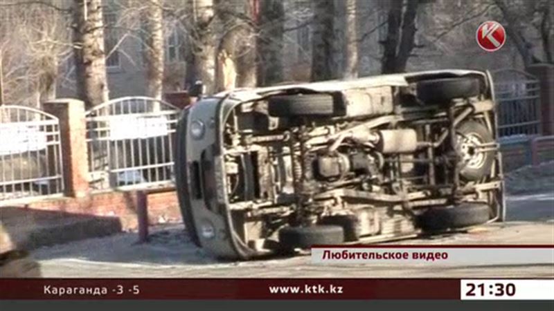 Машина скорой помощи попала в аварию