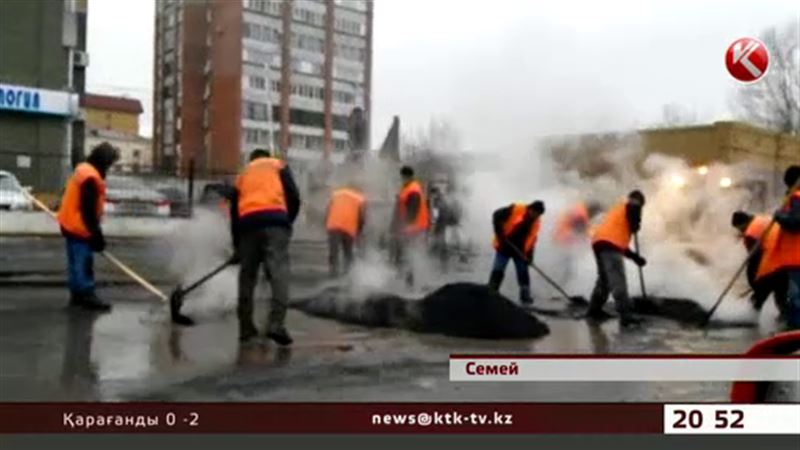 Дорожники Семея укладывают асфальт прямо в лужи и грязь 