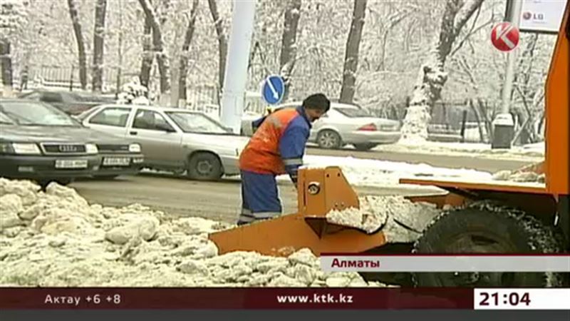 Одиннадцать тысяч кубометров снега вывезли из Алматы