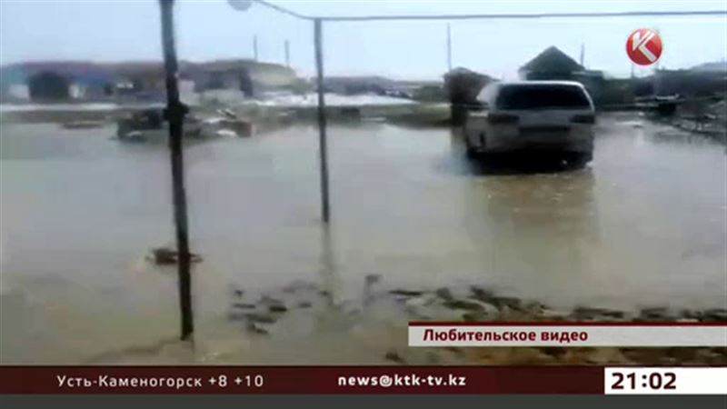 В Кандыагаше Актюбинской области своими силами борются с подтоплением