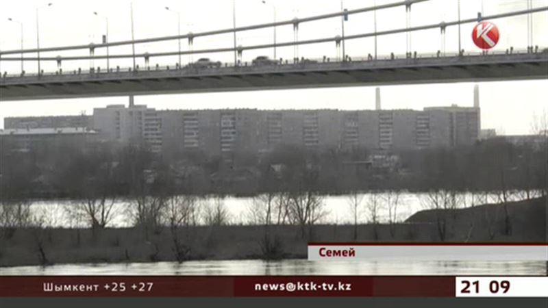 Семейские спасатели разыскивают тело девушки, бросившейся с моста