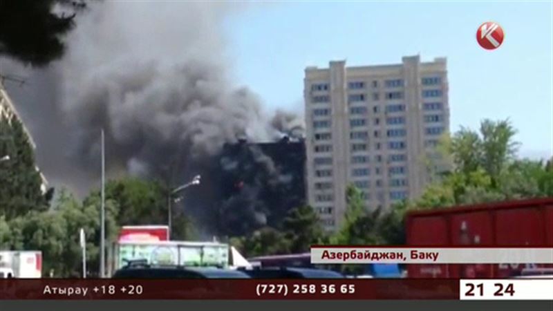 В Баку полностью выгорел многоквартирный дом