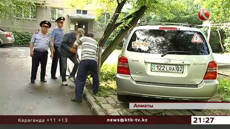 Алматинские чиновники и полицейские пошли по дворам искать нарушения