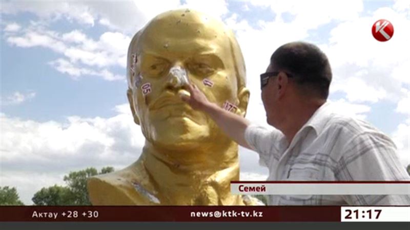 В Семее вандалы закидали камнями бюсты политических деятелей