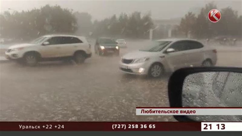 На Астану обрушился град