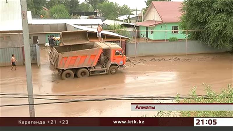 Жители затопленных селем домов в отчаянии – техники  не хватает катастрофически