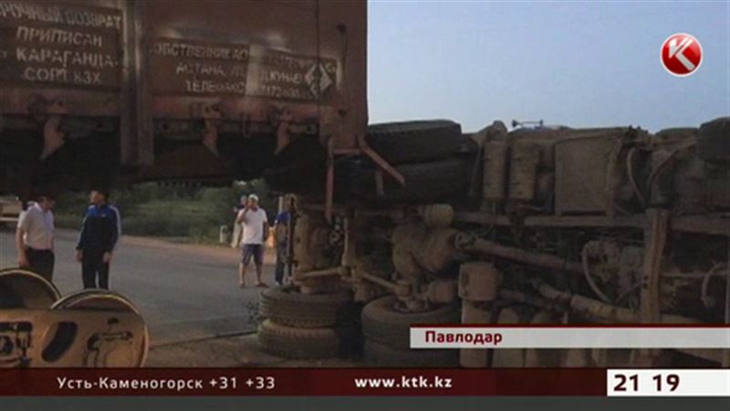 В Павлодаре товарный поезд протаранил грузовик с асфальтом