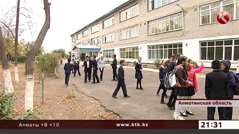 Школьный туалет стал причиной скандала в Алматинской области