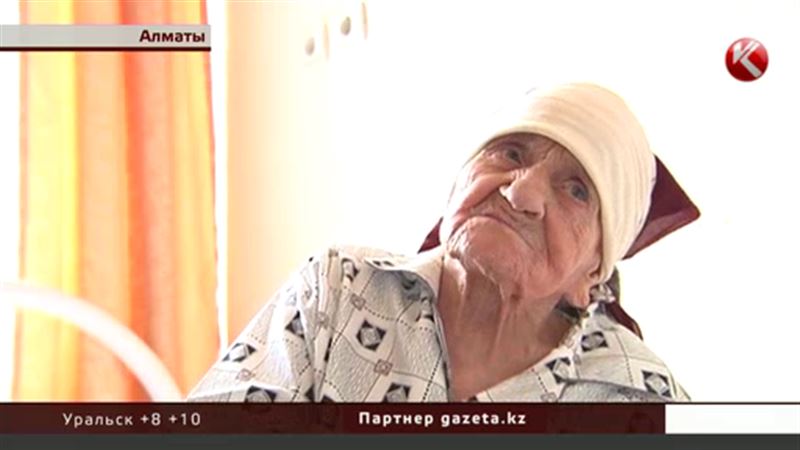 90-летняя алматинская бабушка наотрез отказывается возвращаться домой