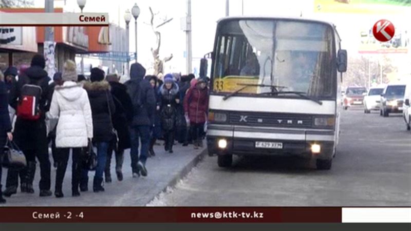 В автобусах Семея снова платят по-старому