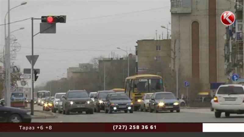 Ақтөбелік жігіт көлік кептелісін реттегені үшін айыппұл төлейтін болды