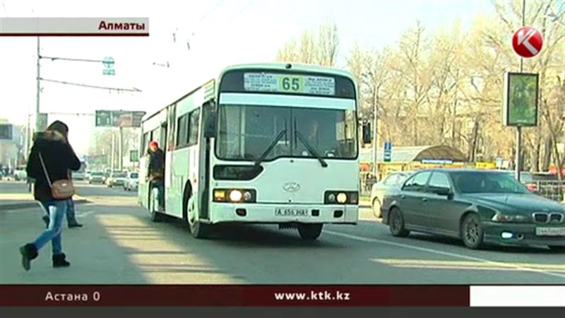 Алматинцы продолжают платить водителям наличными, невзирая на запрет