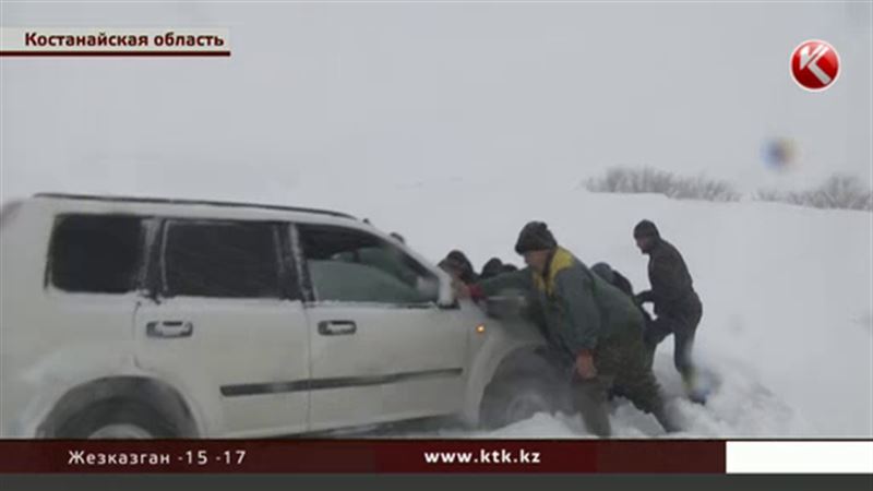 Пассажиры маршрутки руками вытолкали машину из заснеженного рва