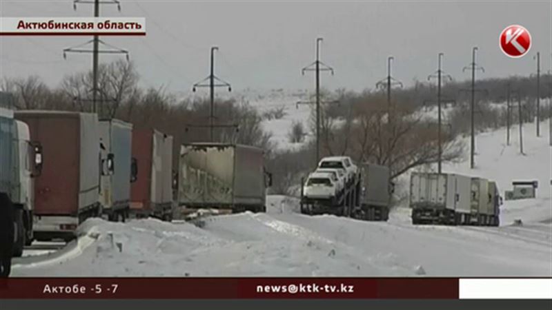 Застрявшие в степи водители не могут дождаться ни спасателей, ни дорожных служб