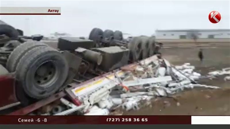 Грузовик, груженный туалетной бумагой, перевернулся в Актау