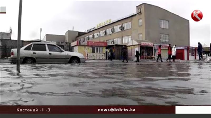 В Семее под воду уходят тротуары и дороги, даже в центре