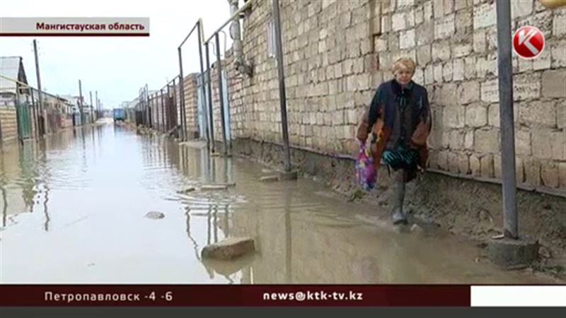 В Мангистауской области люди покидают затопленные дома