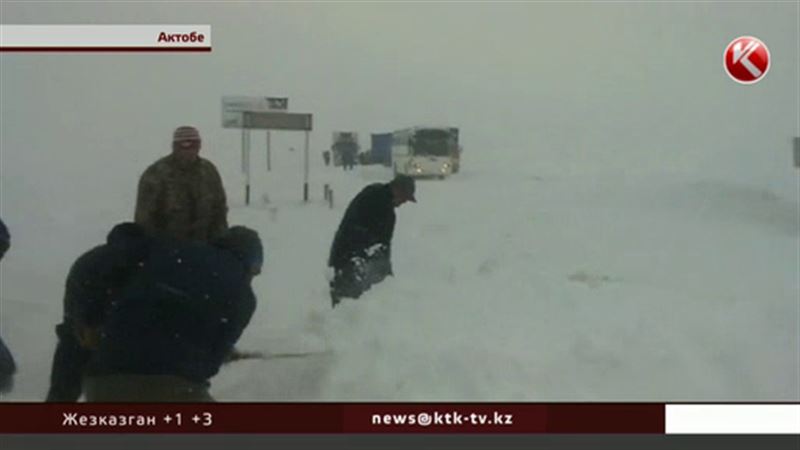 Под Актобе пассажиры провели ночь в заметенном снегом автобусе