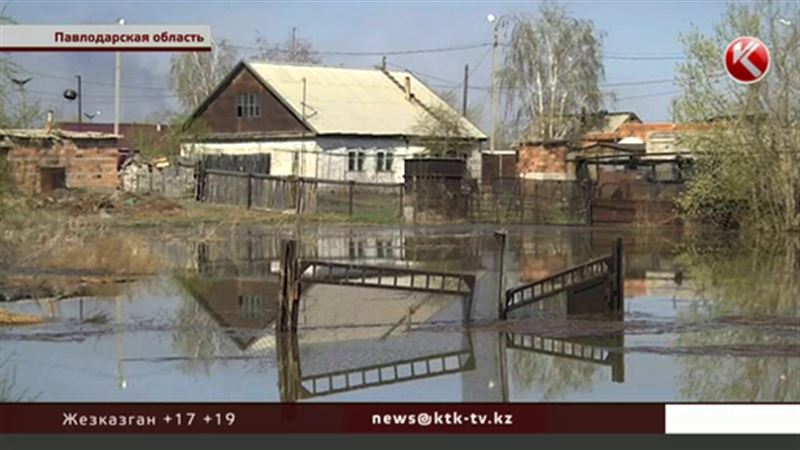 В павлодарском Аксу прорвало дамбу