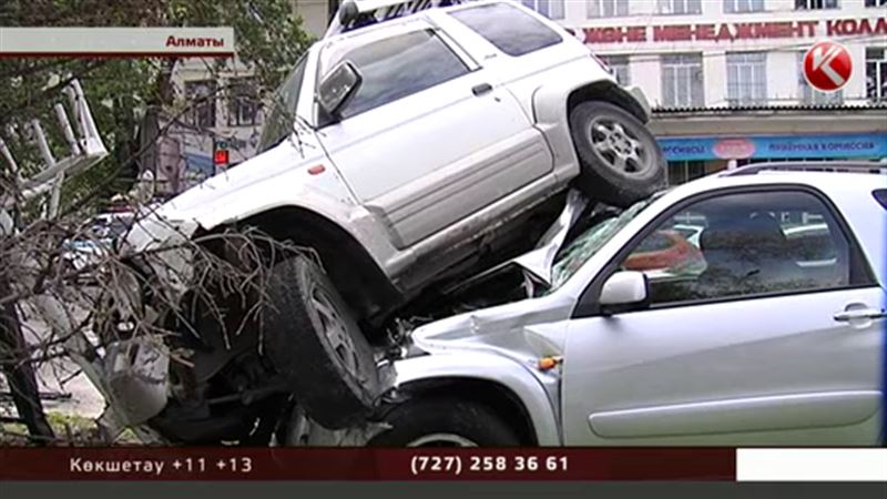 Алматыда жұрттың күлкісін тудырған апатты әйел жүргізушілер жасаған