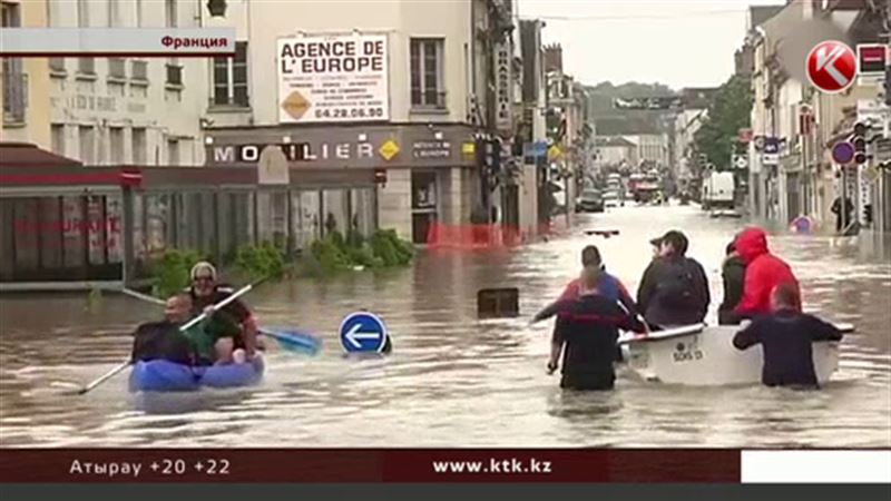 Вода подбирается к Лувру и Эйфелевой башне