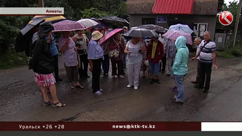 Алматинские дачники в шоке: чиновники заявили, что дорогу уже отремонтировали