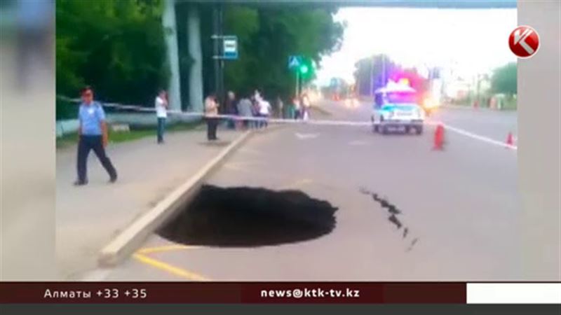 В Караганде провалилась дорога