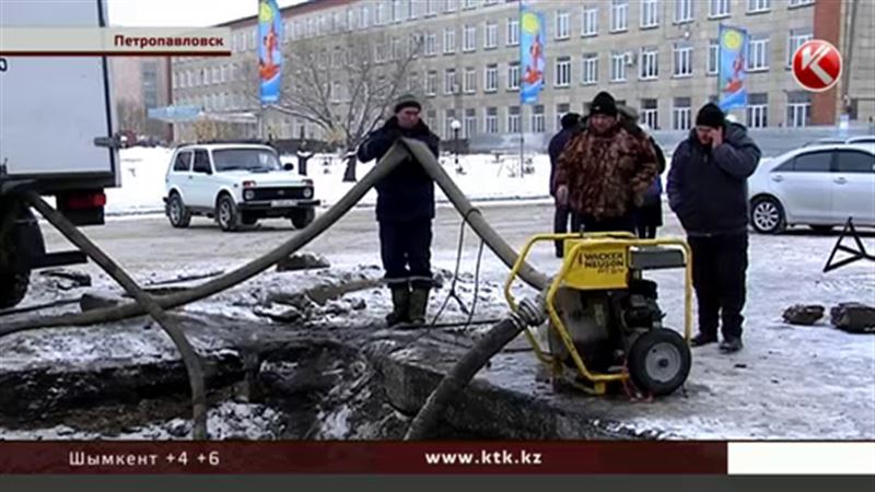 Петропавловские коммунальщики все еще устраняют «новогоднюю» аварию