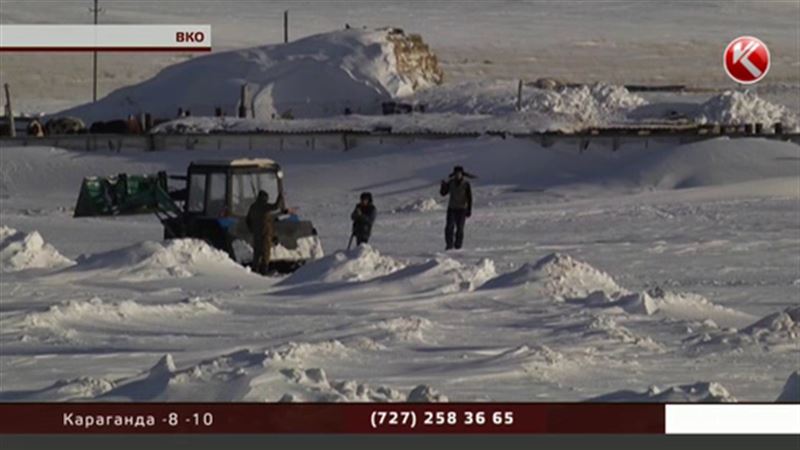 Семейские сельчане через километры сугробов идут за хлебом и лекарствами