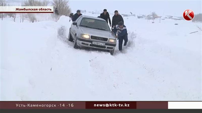 В Жамбылской области неделю откапывали дорогу к отдаленным аулам