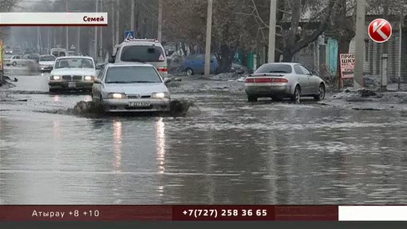 В Семее из-за резкого потепления затопило центральные улицы