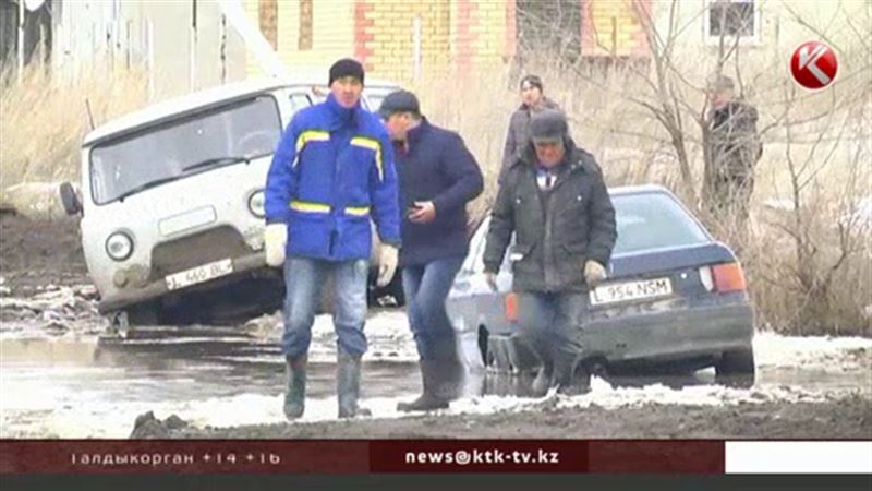 Жители Уральска теперь в плену у талой воды