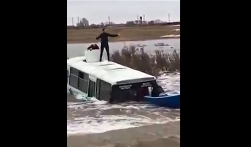 Автобус со школьниками смыло с дороги в Акмолинской области