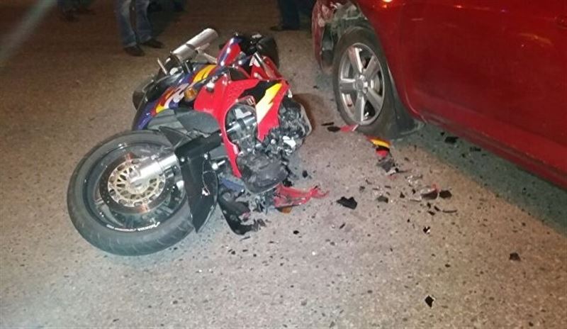 Мотоциклист на скорости врезался в автомобиль в Алматы 