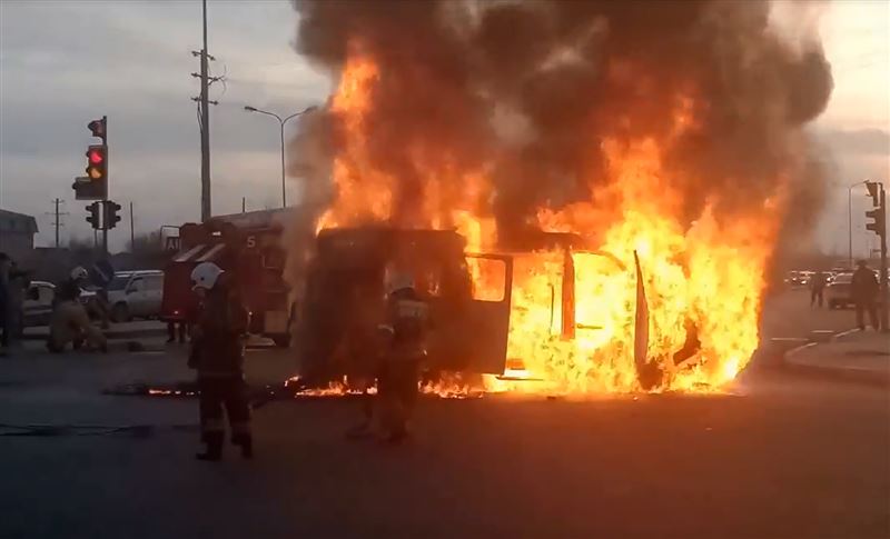 В Астане дотла сгорела машина скорой помощи