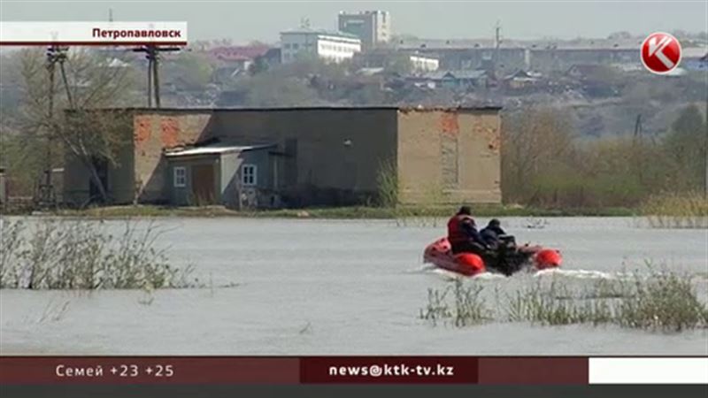 На «большую землю» североказахстанских сельчан возят на лодках алматинцы