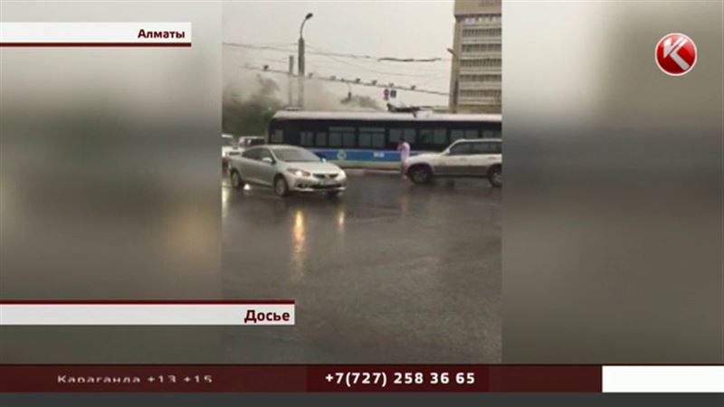 В Алматы загорелся троллейбус