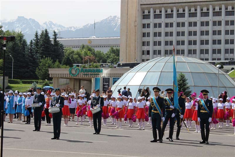 Масштабный детский парад прошел в Алматы