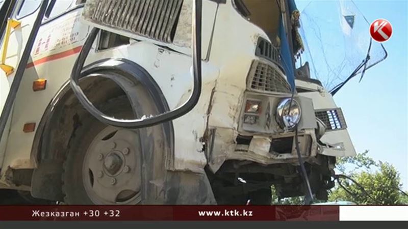 ДТП в Таразе: столкнулись пассажирский автобус и КамАЗ