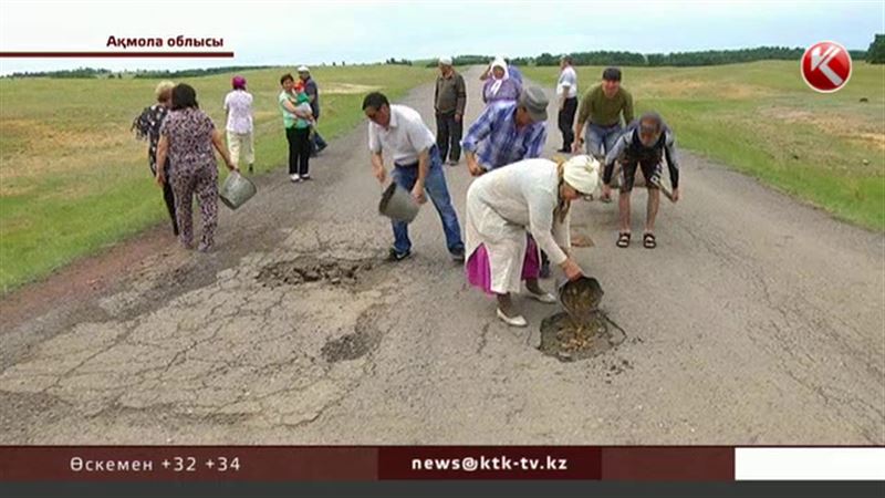 Бурабайда шұрық тесік жолды тұрғындар асарлатып жөндеуге мәжбүр