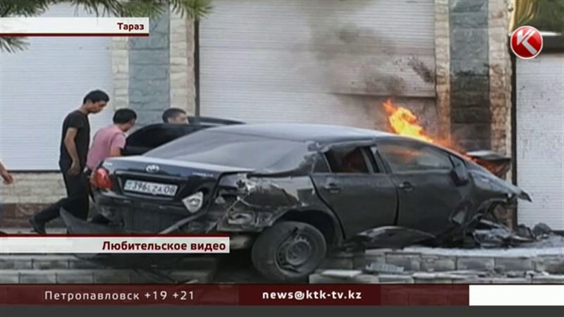 В центре Тараза машина въехала в торговый дом